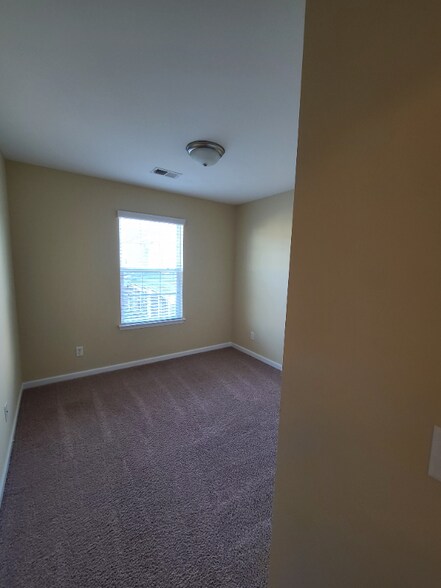 Building Photo - 447 Truman Dr