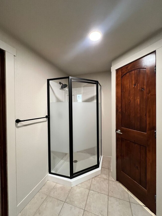 Building Photo - Country Living Close to Town!