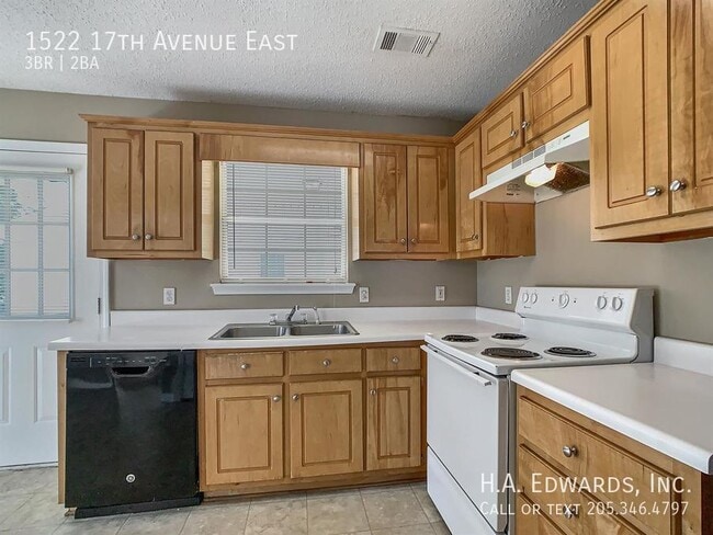 Building Photo - 1522 17th Ave E