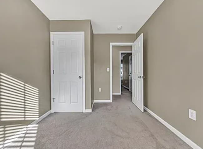 Building Photo - 4855 Golfview Dr NE