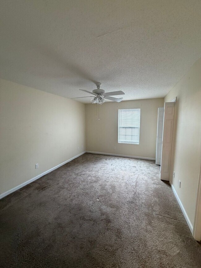 Building Photo - 2 Bed, 2 Bath Condo Available