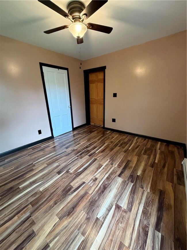 Building Photo - 210 W Oak Orchard St