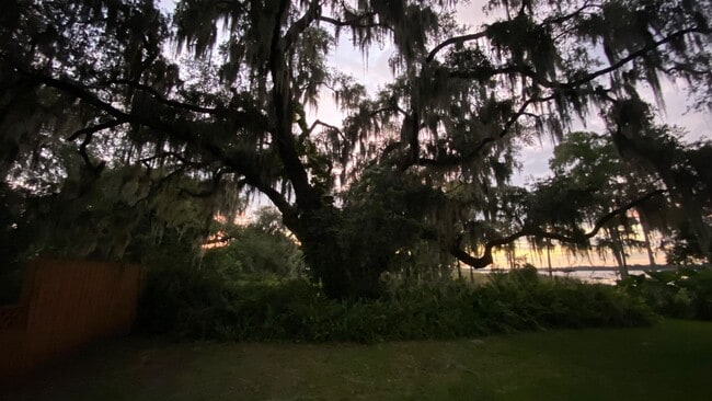 Building Photo - Spectacular Lakeview Home ~ 3 Bed or 2 Bed...