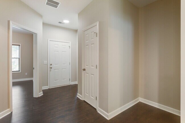 Building Photo - 108 Pine Ct