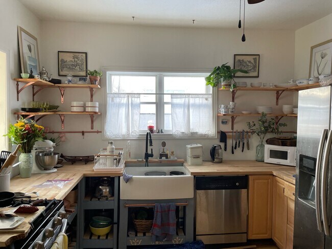 Building Photo - 417 E Magnolia St