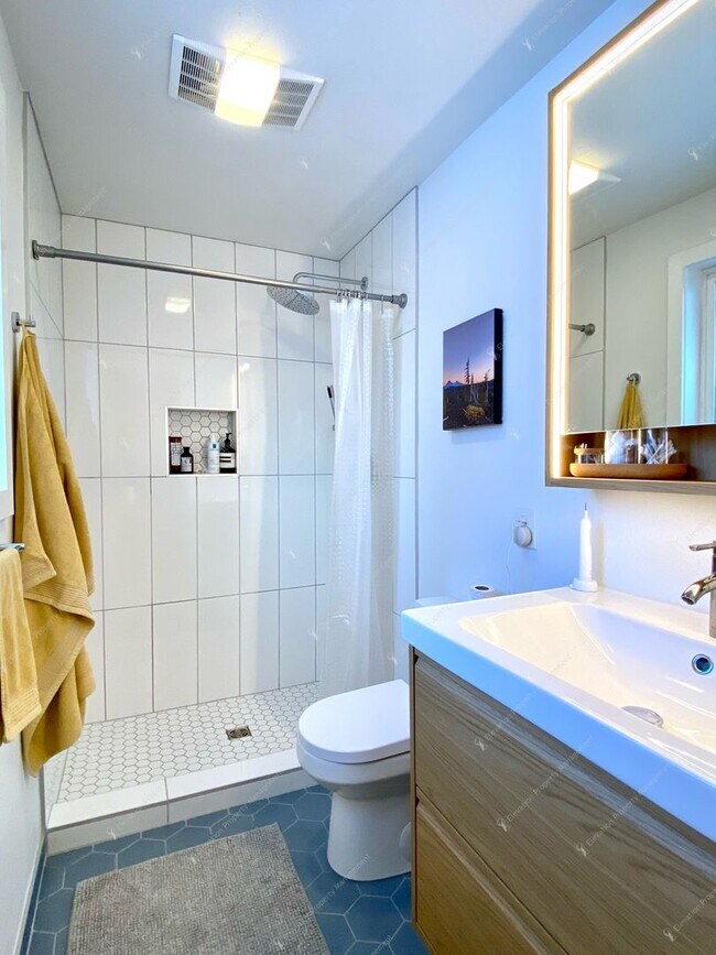Building Photo - *Unfurnished* Charming Single-Story 3-Bedroom, 2-Bathroom Rancher with Stunning Yard