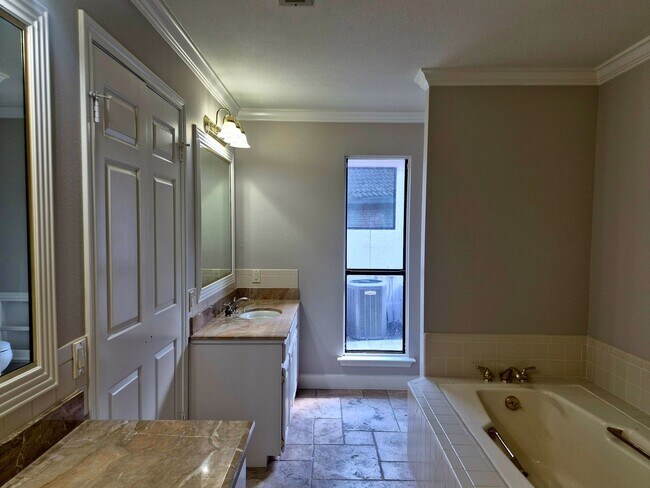 Building Photo - Golf Course Living in The Hills – 4 Bed in Lakeway