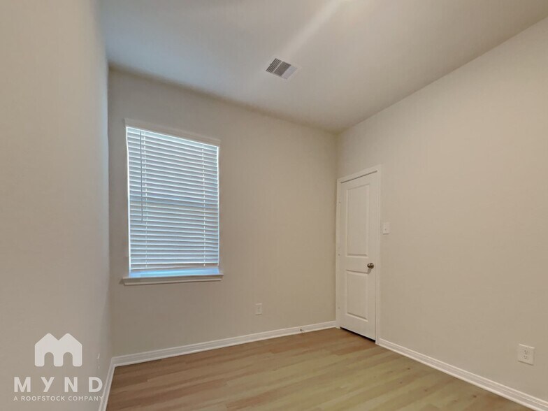 Building Photo - 15442 Maple Ter Dr