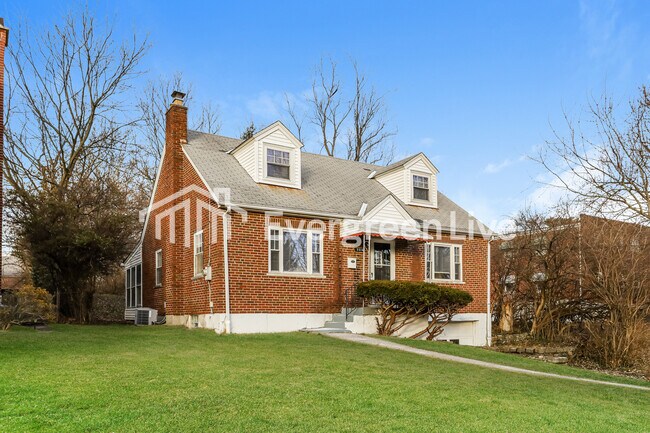 Building Photo - 3316 Robinet Dr