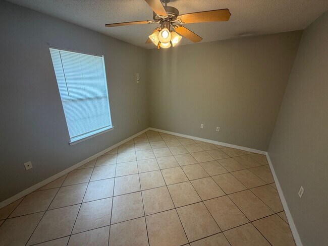Building Photo - Duplex in the Heart of Niceville