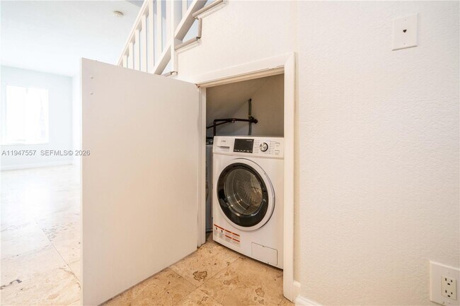 Building Photo - 2180 Bay Dr