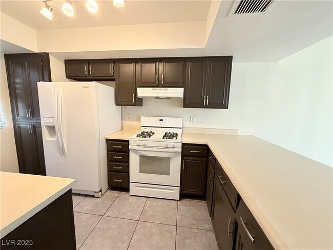 Building Photo - 764 Lawrence Dr