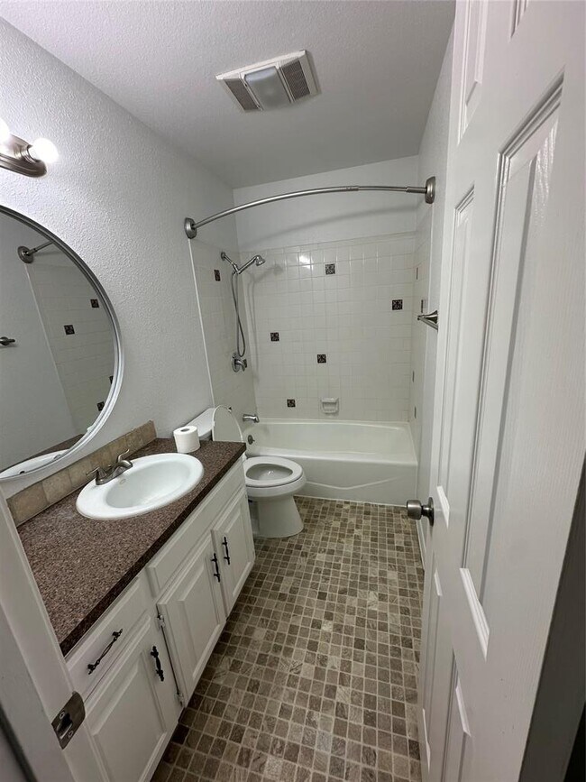 Building Photo - 331 Live Oak Dr