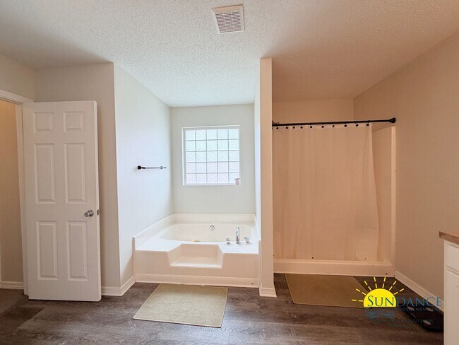 Building Photo - Desirable location & well-maintained 4BR home in Navarre!