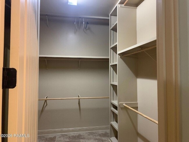 Building Photo - 330 Dunvegan Ct