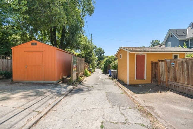 Building Photo - 1518 SE Poplar Ave