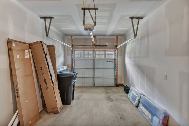 Building Photo - Hendersonville Townhome