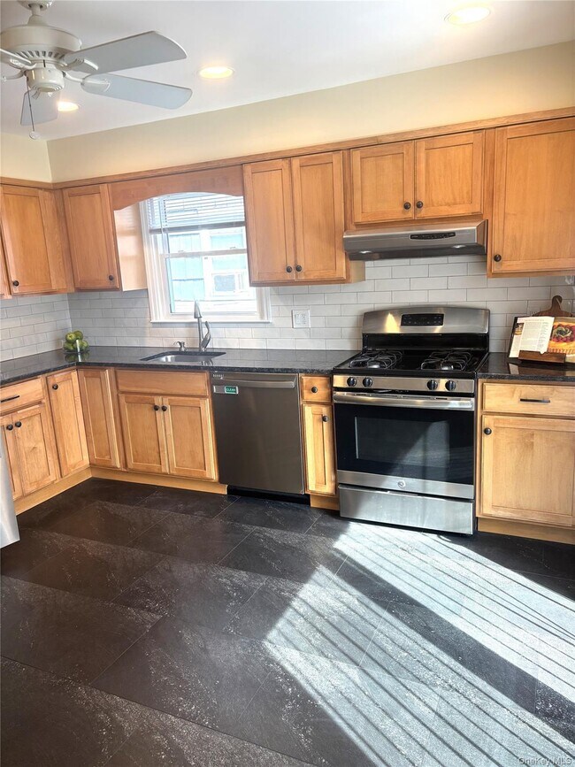 Building Photo - 95 Holland St