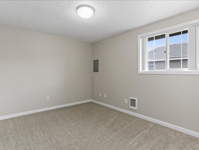 Building Photo - 526 S 40th Ave