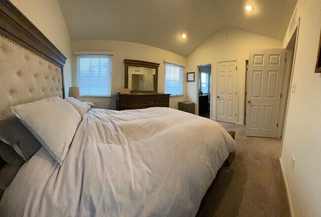 Building Photo - Beautiful 3 Bedroom, 2.5 Bathroom Home in Boalsburg, PA