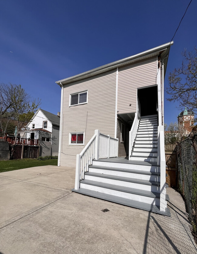 Building Photo - 1430 N Leamington Ave