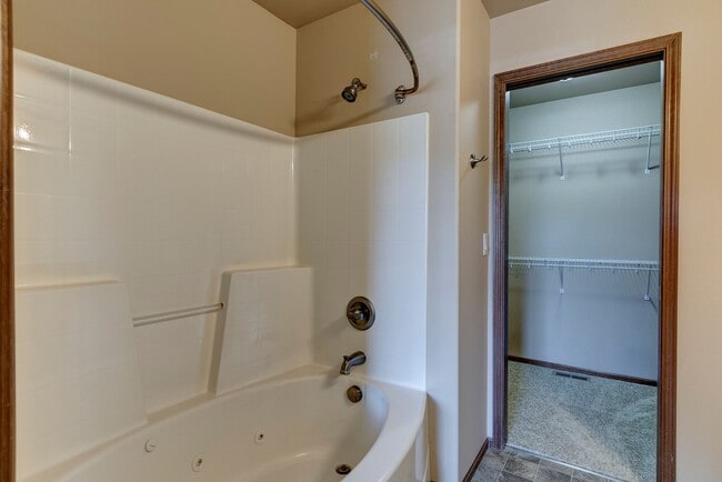 Building Photo - 3 Bedroom, 2.5 Bath Island Place Townhome