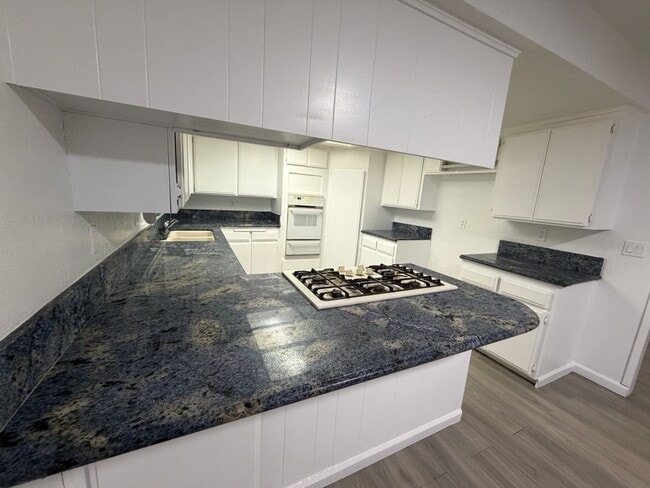 Building Photo - 14606 Riverside St