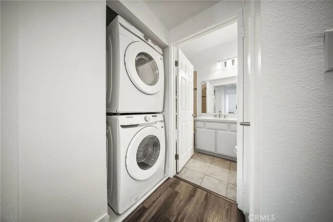 Building Photo - Beautiful Luxury 2 Bedroom Condo w/ Laundry Hookups, Private Patio, Secured Parking, Hardwood Flo...