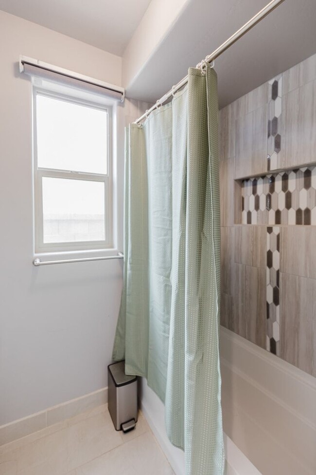 Building Photo - Modern 5 Bedroom Home with Solar Panels - ...