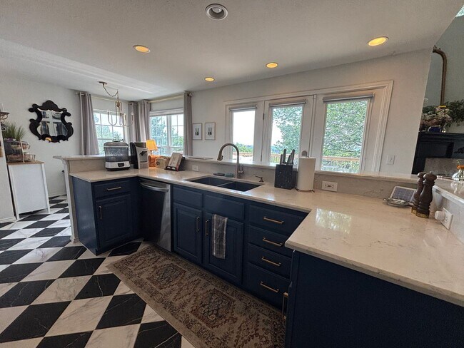 Building Photo - Luxury Home with incredible views in Minsh...
