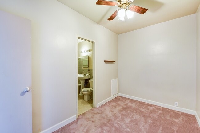 Building Photo - Charming & Bright Studio at River Place No...
