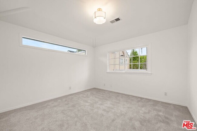 Building Photo - 10384 Northvale Rd