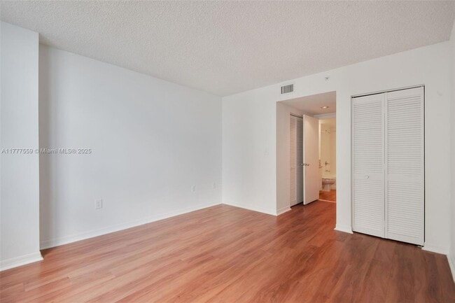 Building Photo - 1111 Brickell Bay Dr