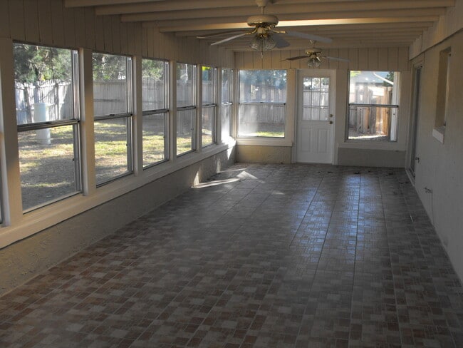 Building Photo - Three Bedroom Home Located in Sterling Park with Many Ammenities