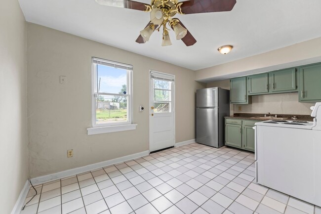 Building Photo - Beautiful Townhome on Anderson