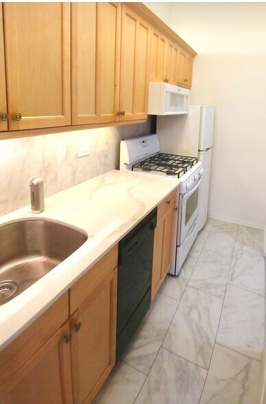 Building Photo - 196 W 9th St