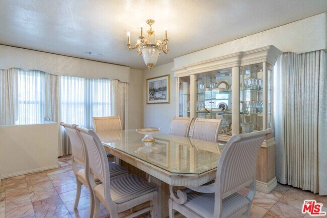 Building Photo - 5667 Heatherdale Dr