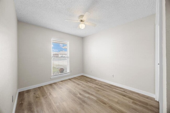 Building Photo - 402 Hillside Dr