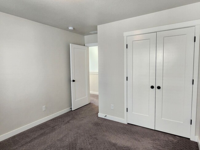 Building Photo - Great 3 Bd 2 Ba Townhome 2 Car Garage
