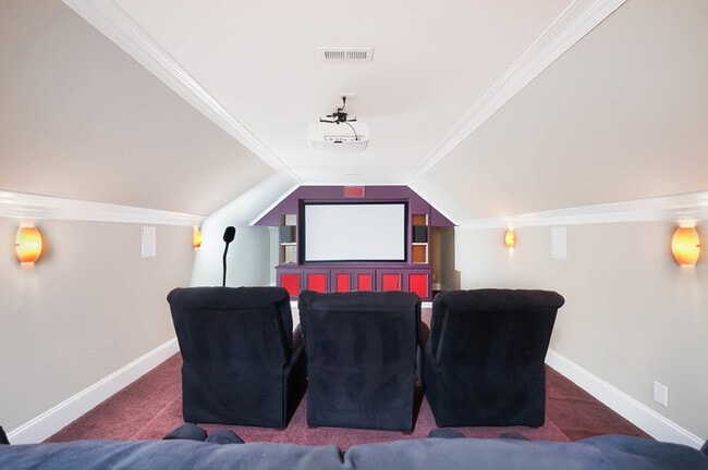 Building Photo - Luxury 5 Bedroom Retreat with Pool in Wedd...