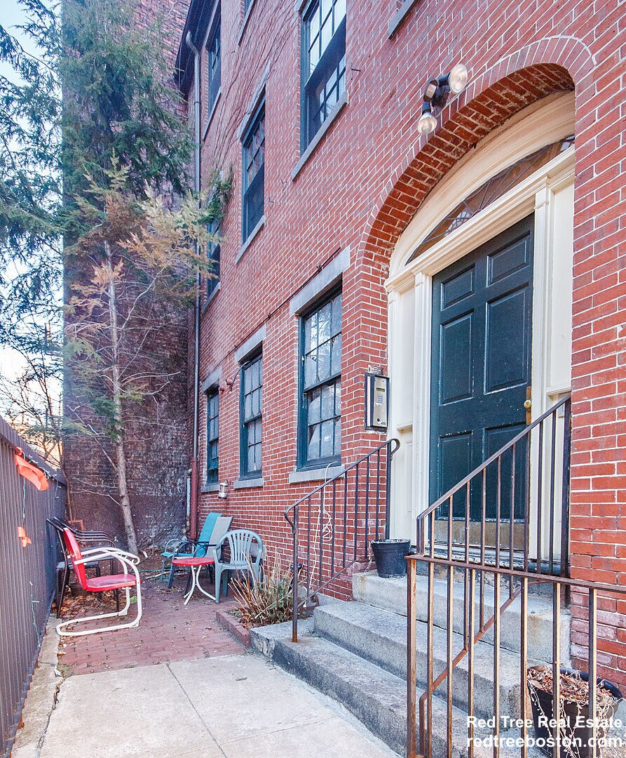 Building Photo - 45 Anderson St