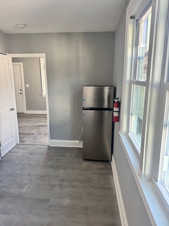 Building Photo - Newly renovated 2bd/1ba Apartments