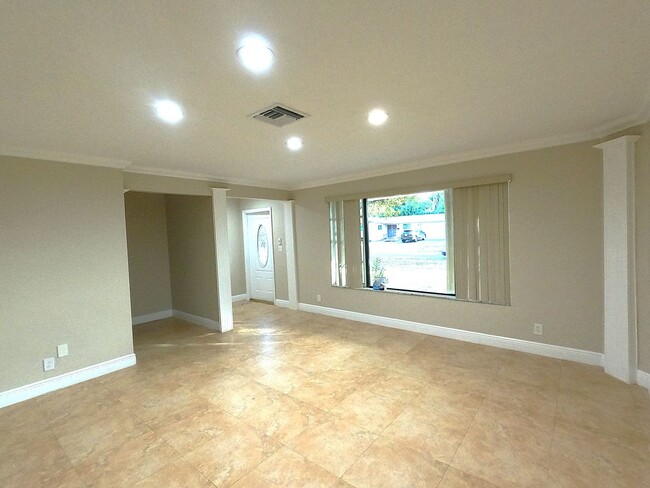 Building Photo - Great location close to parks and 595. les...