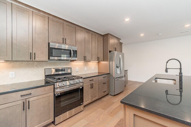 Building Photo - 617 Manhattan Blvd