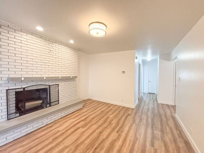 Building Photo - 2 Bed 1 Bath - New carpet - New paint - Great location!