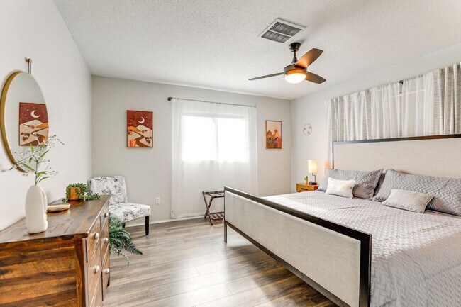 Building Photo - 3310 Siesta Dr