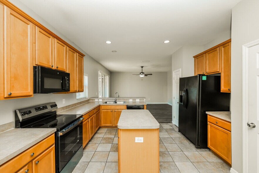 Building Photo - 11255 Creek Haven Dr