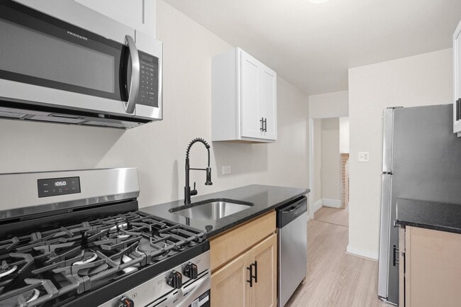 Building Photo - **Private Bloomfield 2BR Retreat – Walk to Liberty Ave, Steps from It All (15224)**