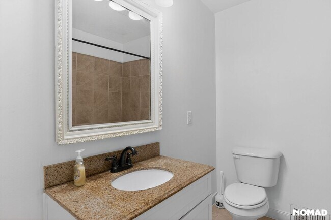 Building Photo - 215 N Pine St