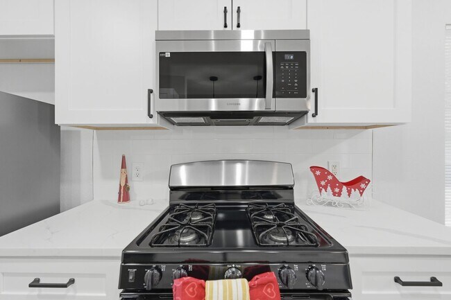 Building Photo - 4 bed with back yard in great East side location.